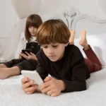 siblings-bedroom-with-phone